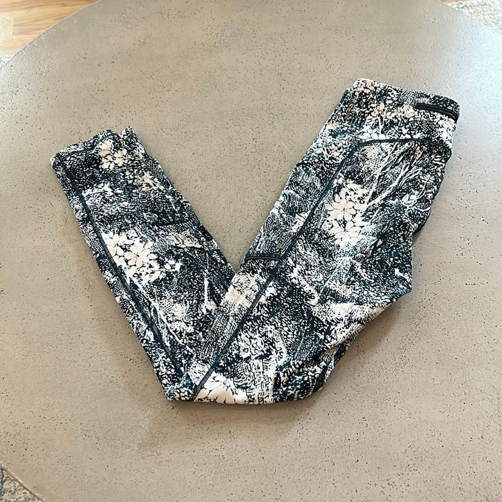Lululemon navy blue print leggings 4
